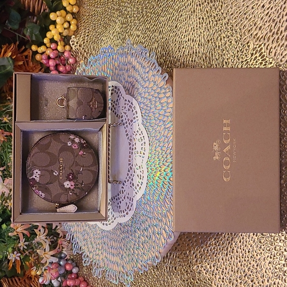 ✨️Coach Floral Coin Case Wireless Earbud Case Bag Charm Set (See Comments) - Picture 6 of 10